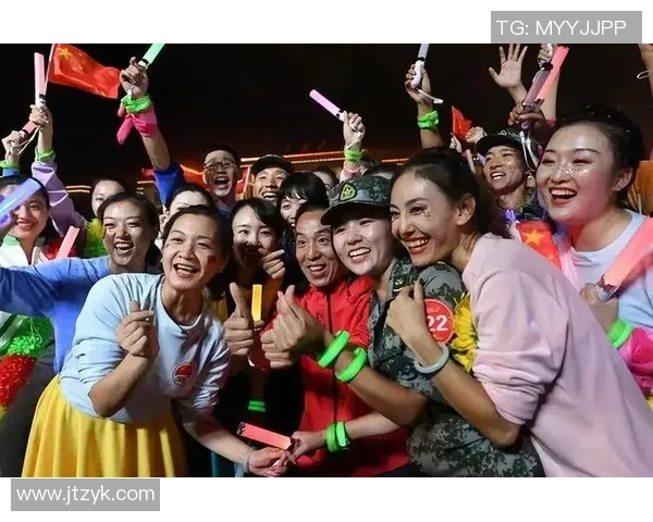两位足球巨星并肩欣赏烟花绽放,共享夜空璀璨美景的难忘时刻 两位足球巨星并肩欣赏烟花绽放,共享夜空璀璨美景的难忘时刻
