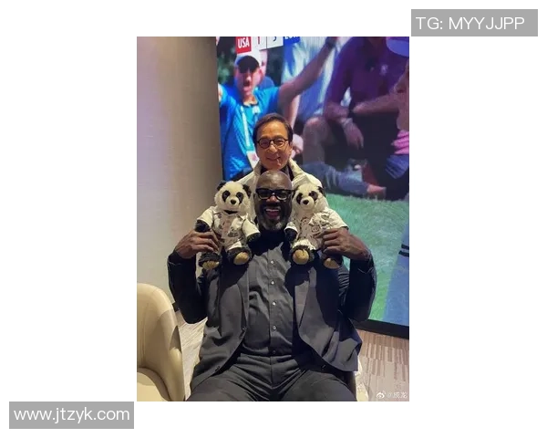 成龙与足球巨星亲密互动的精彩瞬间揭秘精彩不容错过 成龙与足球巨星亲密互动的精彩瞬间揭秘精彩不容错过