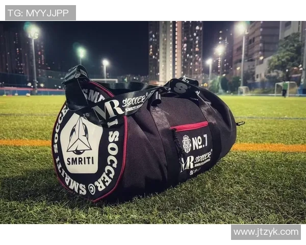 足球明星私密揭秘：他们的球包里究竟装了哪些必备物品和秘密装备