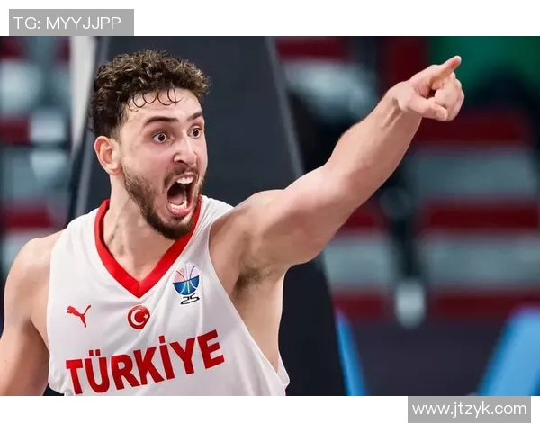 长发卷卷的足球球星是谁 他在赛场上的表现如何引人注目