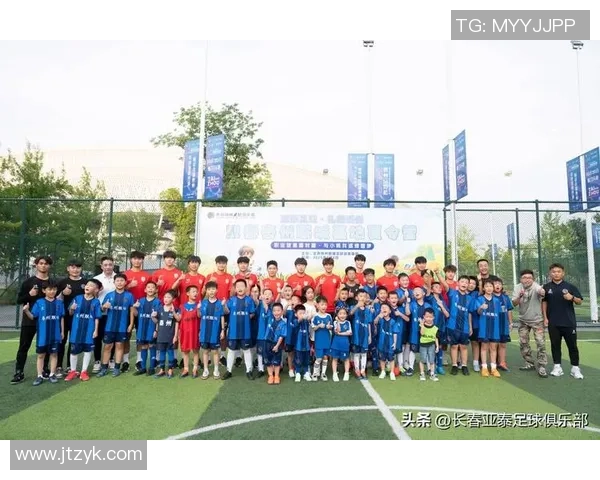 足球球星陪练助力青少年提升技术水平和竞技能力全面解析 足球球星陪练助力青少年提升技术水平和竞技能力全面解析